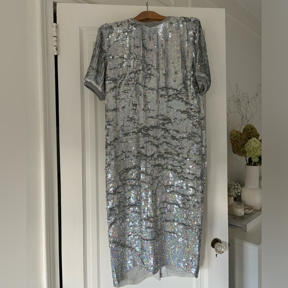Midi dress sequin T-shirt style. - Picture 1 of 3